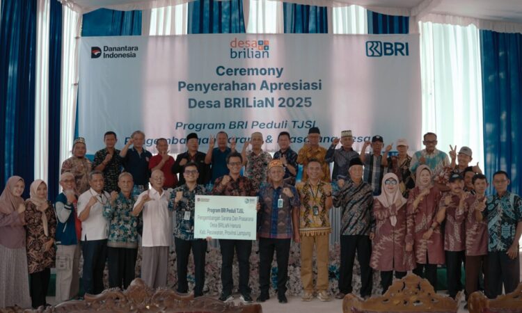 Foto : IST. BRI Kantor Cabang Teluk Betung menyerahkan Apresiasi Desa BRILiaN kepada Desa Hanura