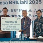 Foto : IST. BRI Kantor Cabang Teluk Betung menyerahkan Apresiasi Desa BRILiaN kepada Desa Hanura