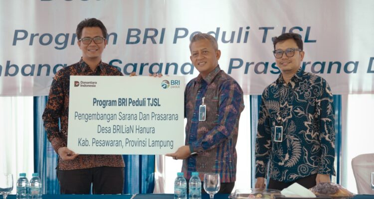 Foto : IST. BRI Kantor Cabang Teluk Betung menyerahkan Apresiasi Desa BRILiaN kepada Desa Hanura