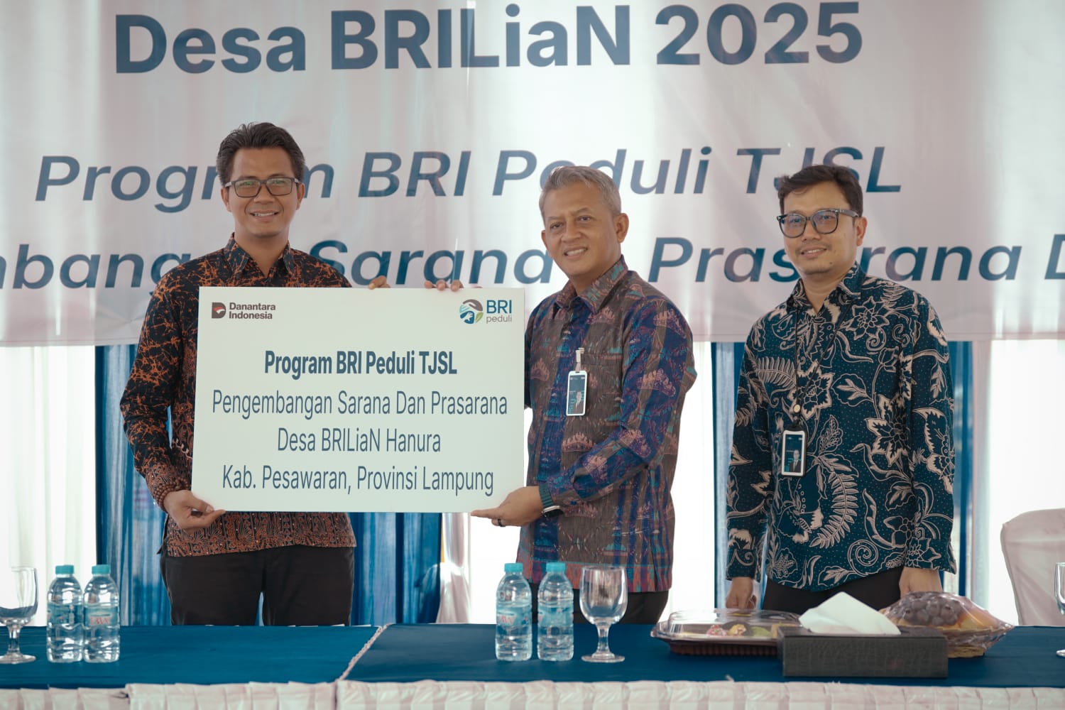 Foto : IST. BRI Kantor Cabang Teluk Betung menyerahkan Apresiasi Desa BRILiaN kepada Desa Hanura