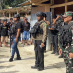 image source : JPNN/ Evakuasi pekerja tambang emas PT Kristalin oleh aparat