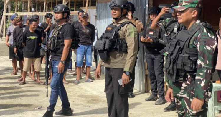 image source : JPNN/ Evakuasi pekerja tambang emas PT Kristalin oleh aparat
