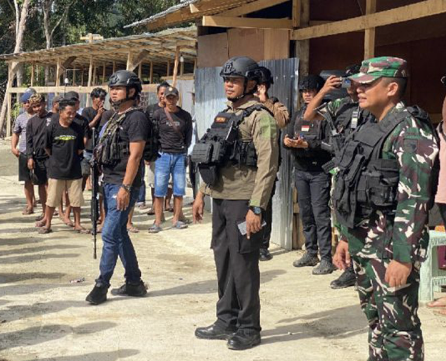 image source : JPNN/ Evakuasi pekerja tambang emas PT Kristalin oleh aparat